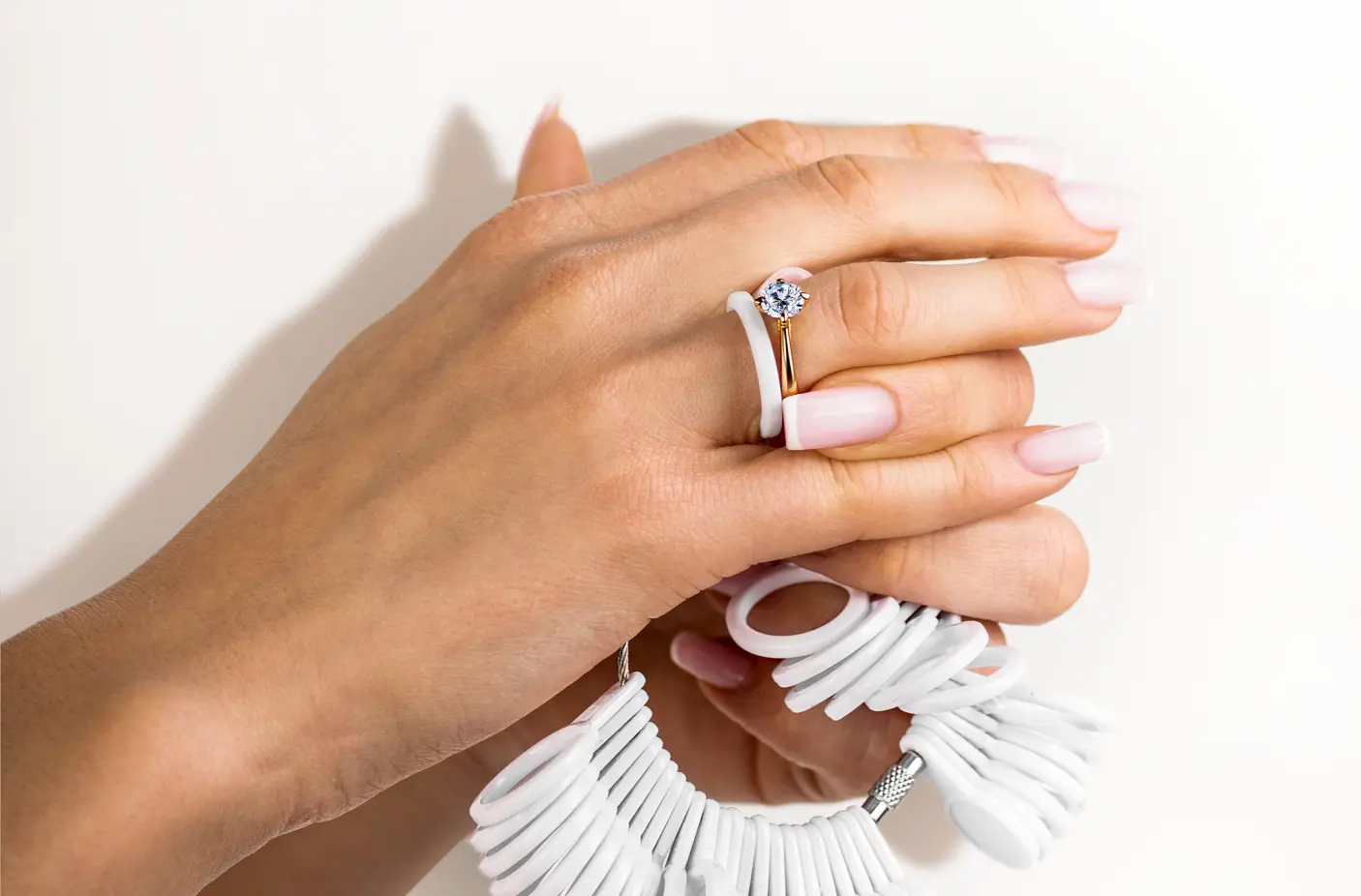 Fotografija ruke s prstenom